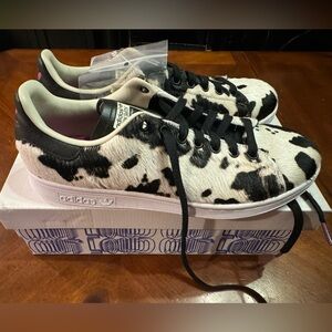 ADIDAS SNEAKERS - STAN SMITH COW PRINT 
BNIB - W Size 8.5